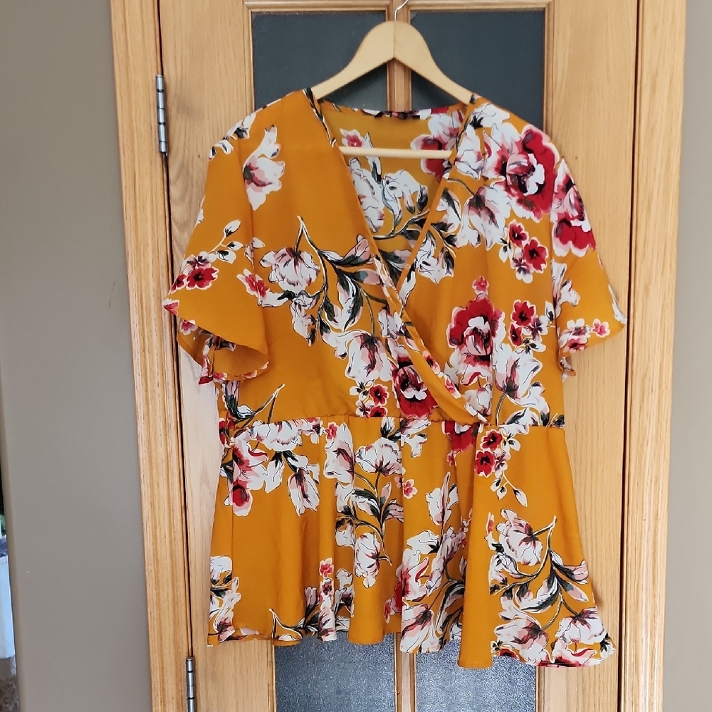 BloomChic Floral Wrap Top in Mustard and Red Size 22